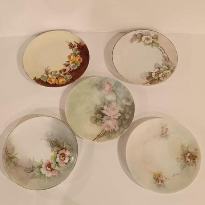 LOT 118: Signed Orrefors Etched Lute Vase, Coalport Bone China Flowers & Collection of Antique China