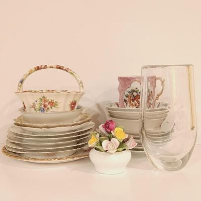 LOT 118: Signed Orrefors Etched Lute Vase, Coalport Bone China Flowers & Collection of Antique China