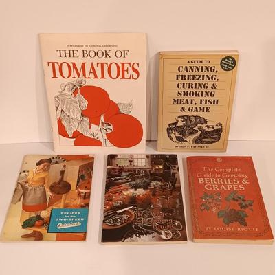 LOT 126: Vintage Kitchen Collection