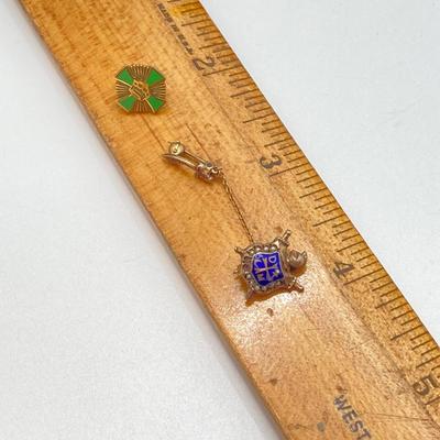 LOT 142: Vintage Gold Pins (Free Mason Presidential Crown and Demolay Masonic Pin with Pearls)- 10KT, 2.0 gtw