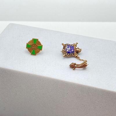 LOT 142: Vintage Gold Pins (Free Mason Presidential Crown and Demolay Masonic Pin with Pearls)- 10KT, 2.0 gtw