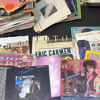 LOT 165: Collection of Vintage Vinyl 45’s Some with Jackets and Sleeves