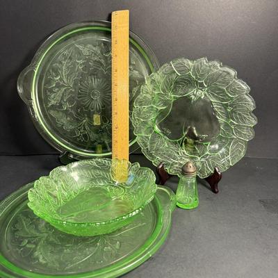 LOT 182: Uranium Glasses Platters, Bowls and Shaker