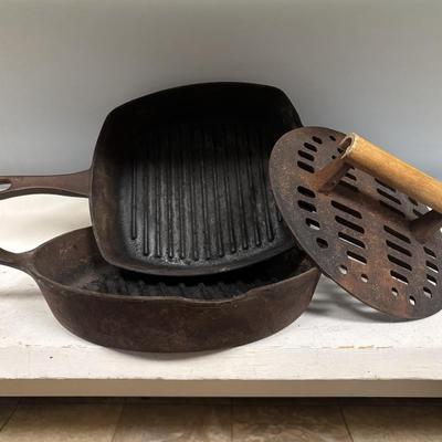 LOT 209: Cast Iron Griddles: Calphalon, Wagners