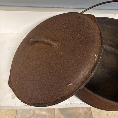 LOT 210: Cast Iron Pans: Griswold & Unmarked