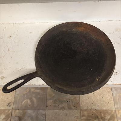 LOT 210: Cast Iron Pans: Griswold & Unmarked