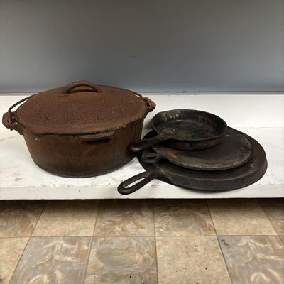 LOT 210: Cast Iron Pans: Griswold & Unmarked