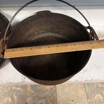 LOT 210: Cast Iron Pans: Griswold & Unmarked