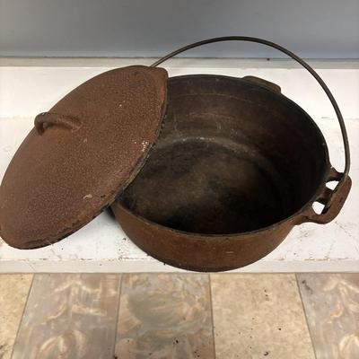 LOT 210: Cast Iron Pans: Griswold & Unmarked
