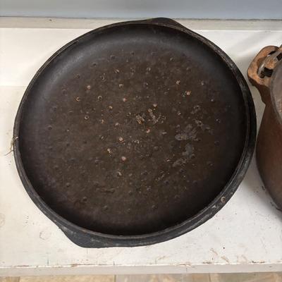 LOT 210: Cast Iron Pans: Griswold & Unmarked