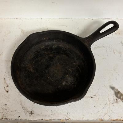 LOT 210: Cast Iron Pans: Griswold & Unmarked
