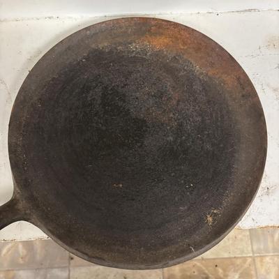 LOT 210: Cast Iron Pans: Griswold & Unmarked