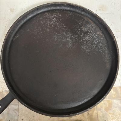 LOT 210: Cast Iron Pans: Griswold & Unmarked