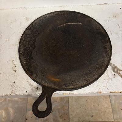 LOT 210: Cast Iron Pans: Griswold & Unmarked