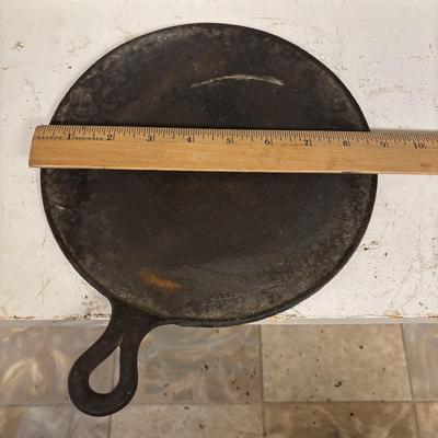 LOT 210: Cast Iron Pans: Griswold & Unmarked