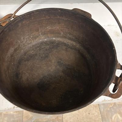 LOT 210: Cast Iron Pans: Griswold & Unmarked
