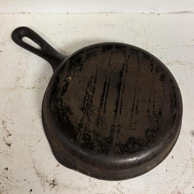 LOT 210: Cast Iron Pans: Griswold & Unmarked