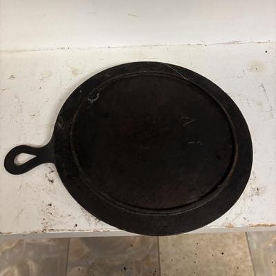 LOT 210: Cast Iron Pans: Griswold & Unmarked
