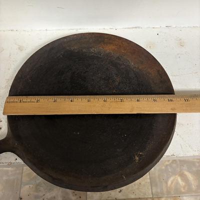 LOT 210: Cast Iron Pans: Griswold & Unmarked