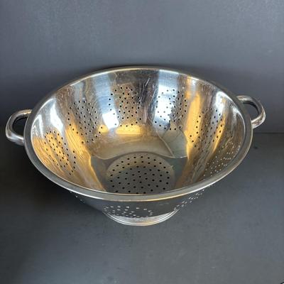 LOT 212: Vintage Kitchen & More: Tupperware Ham Saver, McCoy Hobnail Cookie Jar, Sandwich/Cookie Cutters, Rolling Pin & More