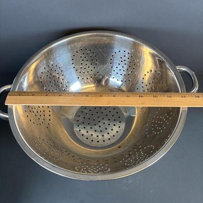 LOT 212: Vintage Kitchen & More: Tupperware Ham Saver, McCoy Hobnail Cookie Jar, Sandwich/Cookie Cutters, Rolling Pin & More