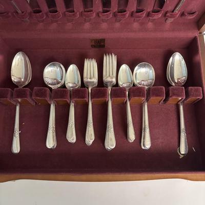 LOT 215: Rogers Bros Flatware Set: Service for 8