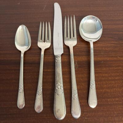 LOT 215: Rogers Bros Flatware Set: Service for 8