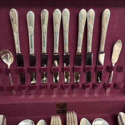 LOT 215: Rogers Bros Flatware Set: Service for 8