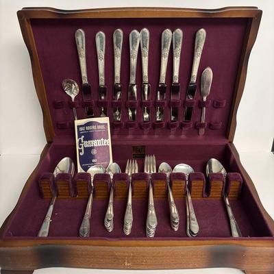 LOT 215: Rogers Bros Flatware Set: Service for 8