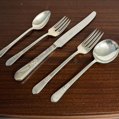 LOT 215: Rogers Bros Flatware Set: Service for 8