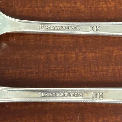 LOT 215: Rogers Bros Flatware Set: Service for 8
