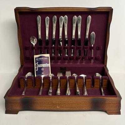 LOT 215: Rogers Bros Flatware Set: Service for 8