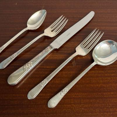 LOT 215: Rogers Bros Flatware Set: Service for 8