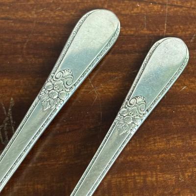 LOT 215: Rogers Bros Flatware Set: Service for 8
