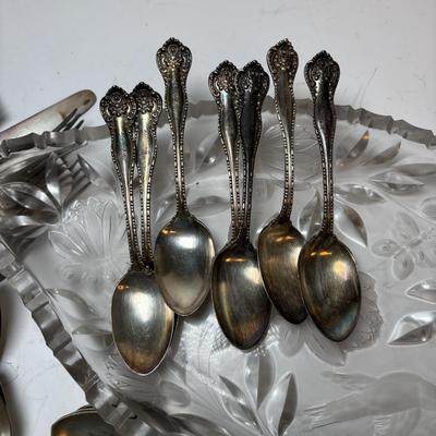 LOT 216: Mixed Flatware: Collection: WM Rogers, Embassy Silver Plate, Tudor Plate