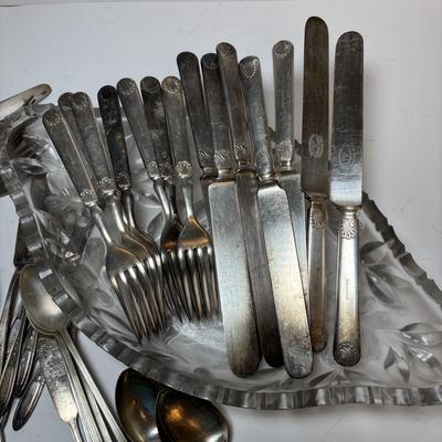 LOT 216: Mixed Flatware: Collection: WM Rogers, Embassy Silver Plate, Tudor Plate