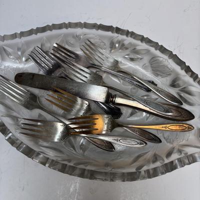 LOT 216: Mixed Flatware: Collection: WM Rogers, Embassy Silver Plate, Tudor Plate