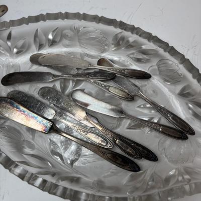LOT 216: Mixed Flatware: Collection: WM Rogers, Embassy Silver Plate, Tudor Plate