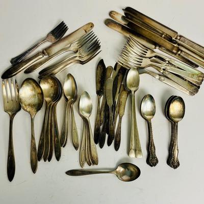 LOT 216: Mixed Flatware: Collection: WM Rogers, Embassy Silver Plate, Tudor Plate