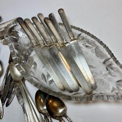 LOT 216: Mixed Flatware: Collection: WM Rogers, Embassy Silver Plate, Tudor Plate