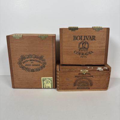 LOT 220: Cigar & Cigarette Tobacco Collection: Murad Tin, Antique Tobacco Scotch & Rappee Snuff Bottle, Cohiba Ashtray, Pouch,...