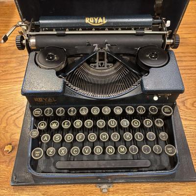 LOT 225: Vintage Royal Travel Typewriter