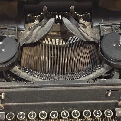 LOT 226: Vintage Royal Typewriter w/Plastic Cover
