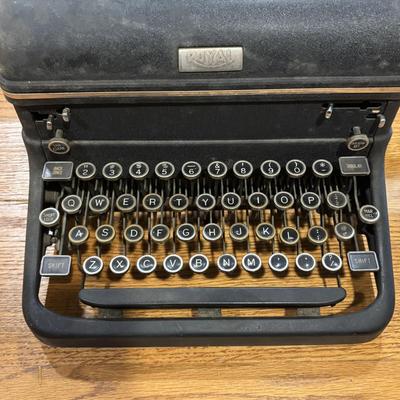 LOT 226: Vintage Royal Typewriter w/Plastic Cover