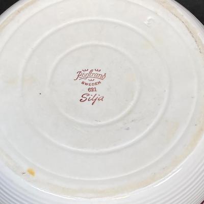 LOT 182: Vintage Mixing / Casserole Dishes - Pfaltzgraff Farmer's Market, Rorstrand Sweden Silja, Corning Ware and The Franklin Mint...