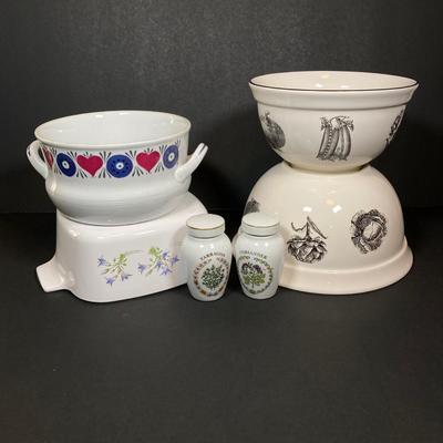 LOT 182: Vintage Mixing / Casserole Dishes - Pfaltzgraff Farmer's Market, Rorstrand Sweden Silja, Corning Ware and The Franklin Mint...