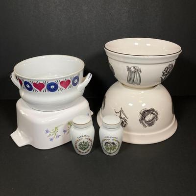 LOT 182: Vintage Mixing / Casserole Dishes - Pfaltzgraff Farmer's Market, Rorstrand Sweden Silja, Corning Ware and The Franklin Mint...