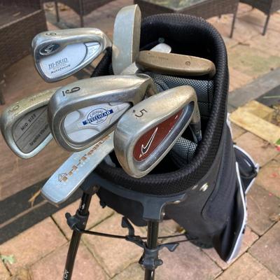 LOT 190: Aquity Golf Bag with Golf Clubs - Nike, Callaway and More