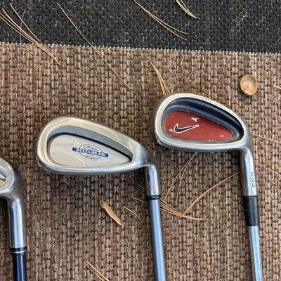 LOT 190: Aquity Golf Bag with Golf Clubs - Nike, Callaway and More