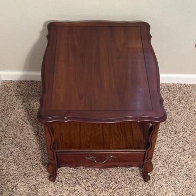 SOLID WOOD END TABLE WITH TABLE LAMP